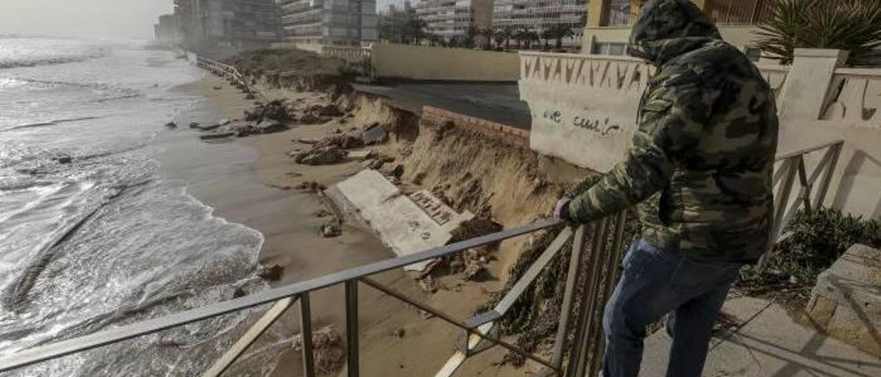 Limpieza de los negocios afectados por la ola y daños en las playas de Xàbia por la borrasca «Gloria».