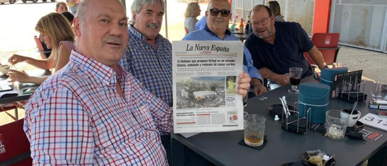 Por la izquierda, José Luis Moral, Ramón Rodríguez, Alfredo Rodríguez  y José Manuel Brandariz, ayer, en un local de El Molinón.