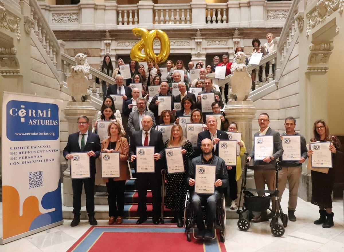 Foto conmemorativa de los 20 años de la convención, en la Junta.