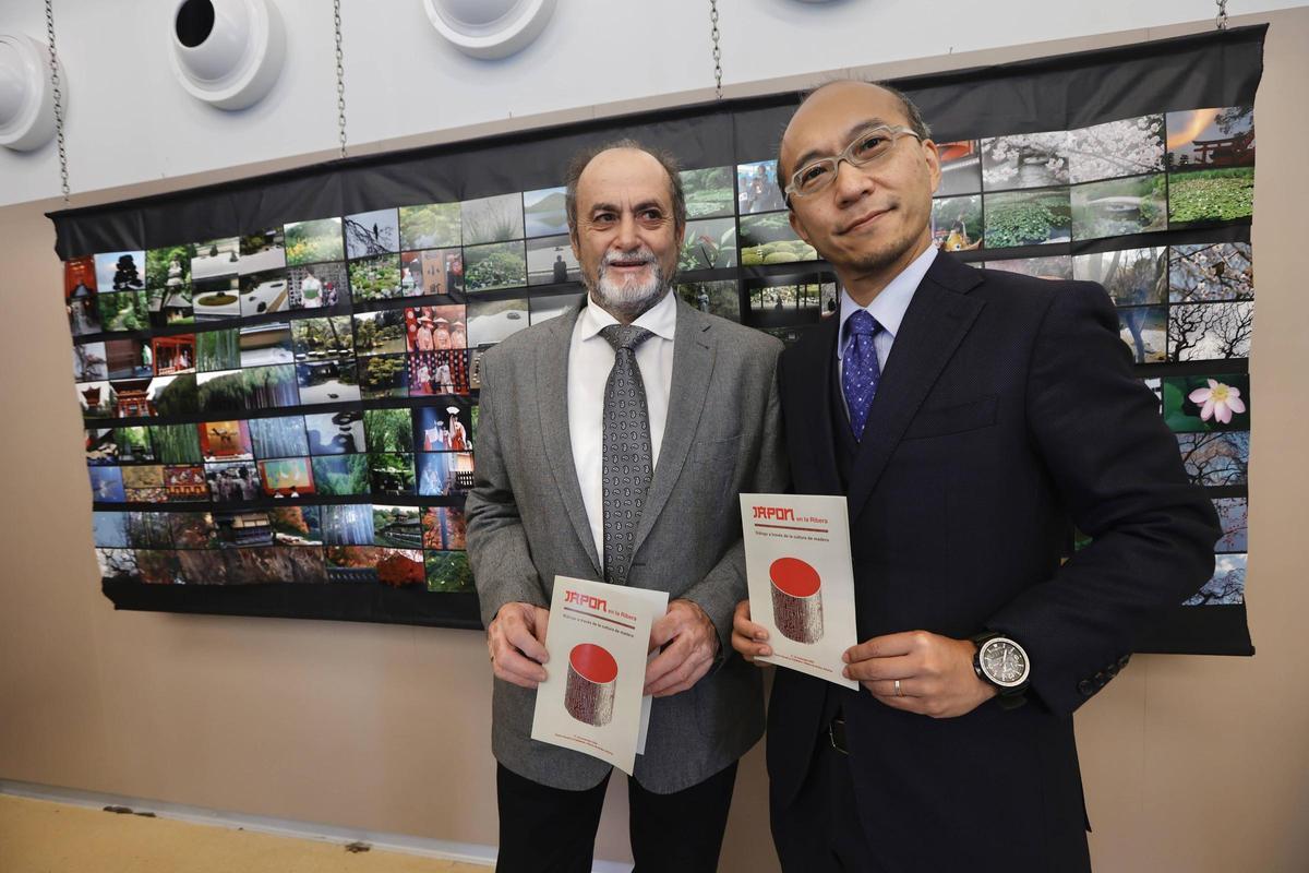 Tomás Fernández, alcalde de Ribera de Arriba, junto a Tanadori Yamaguchi.