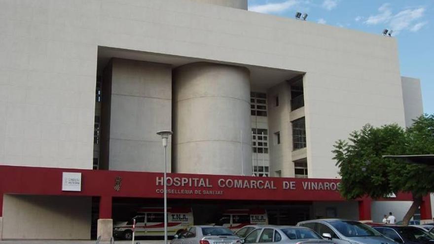 El único dermatólogo del Hospital de Vinaròs pasa consulta con un brazo roto