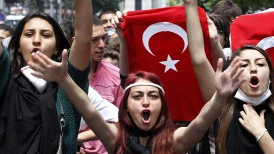 Un grupo de mujeres protestan contra las políticas de Erdogan