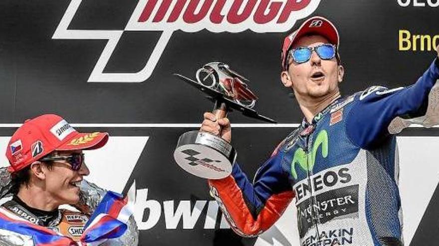 Jorge Lorenzo celebra la seva victòria aplaudit per Marc Márquez al podi de Brno