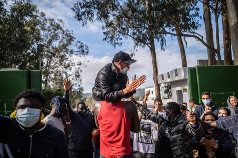 Campamento de Las Raíces tras los altercados que acabaron con heridos y detenidos