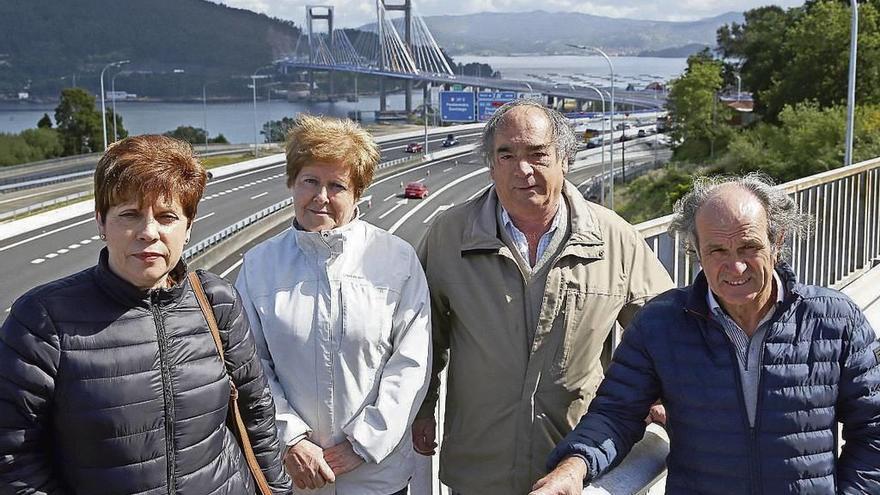 Los usuarios que se negaron a pagar el peaje de Rande, ayer, con la autopista y el viaducto detrás . // M.G. Brea