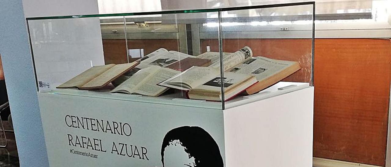 Una de las vitrinas con libros que se pueden ver en la exposición. | INFORMACIÓN