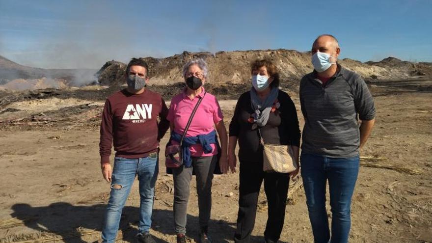 Vecinos y ecologistas, ayer, en la planta de Ramblars