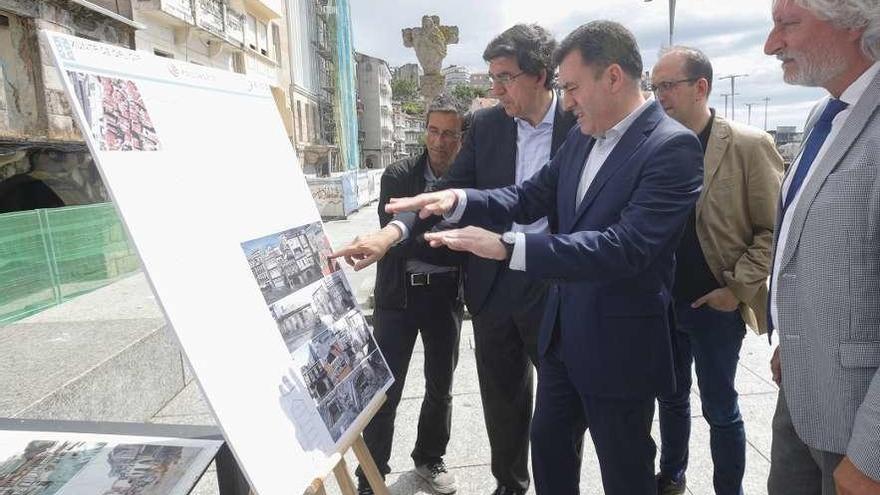 Román Rodríguez, con López-Chaves, Anxo Lorenzo, Manuel Vila y el arquitecto del albergue. // R. Grobas