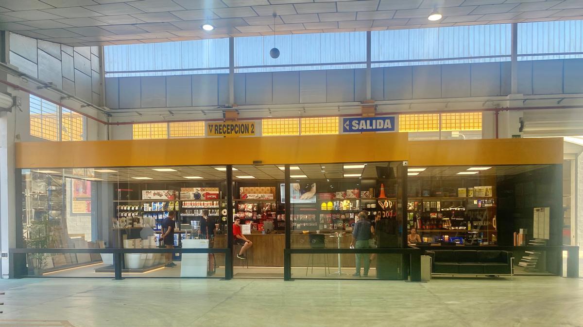 La nueva tienda especializada en materiales de construcción de Amado Salvador y uno de sus «showroom». | LEVANTE-EMV