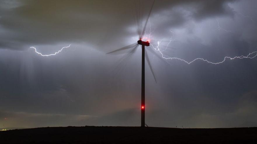 Aerogenerador del parque eólico existente en la zona de El Time, enclavada en el municipio de Puerto del Rosario, capital de Fuerteventura, durante una tormenta con aparato eléctrico. | | CARLOS DE SAÁ / EFE