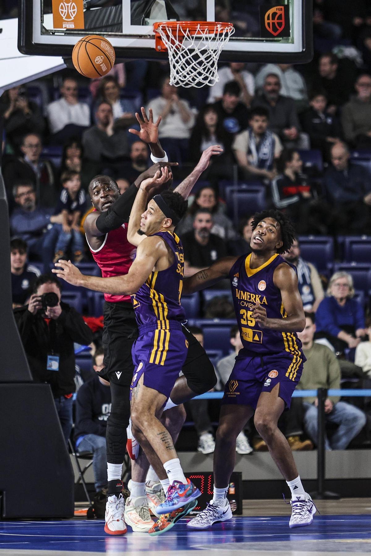 EN IMÁGENES: El Alimerka Oviedo Baloncesto se impone por 92-80 al Caesa Cartagena en el Palacio de los Deportes
