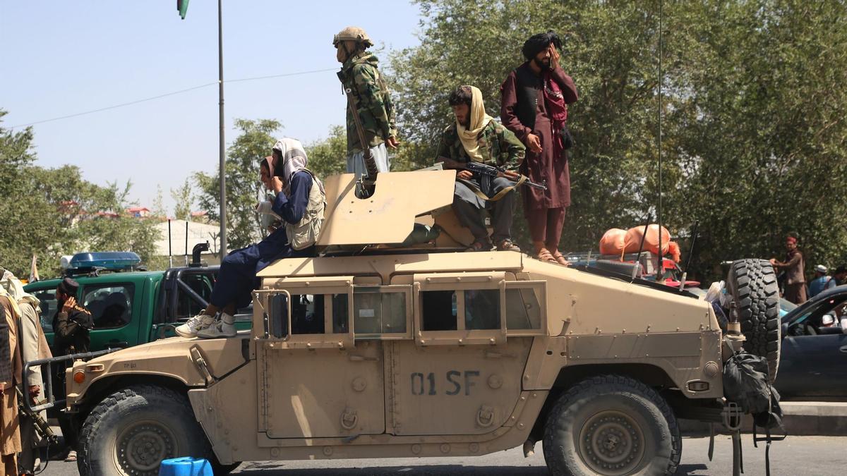 Varios talibanes patrullan por las calles de Kabul.