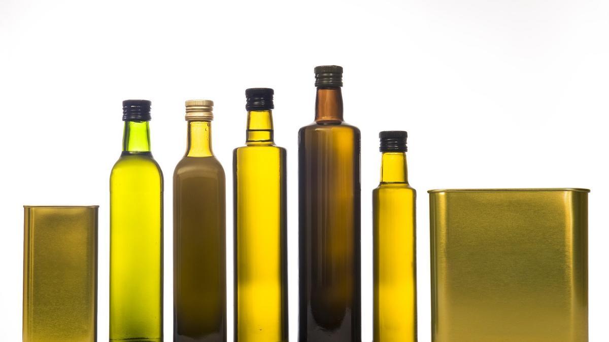 Archivo - Botellas de aceite de oliva