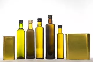 El aceite de oliva sube un 62,3% su precio en agosto, mientras que el de girasol lo reduce un 39,9%, según un estudio