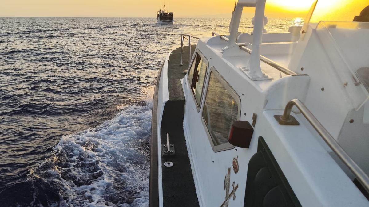 Operación para retener al barco en aguas de Castellón.