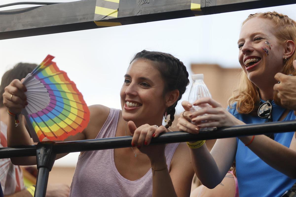 Irene Montero y Lilith Verstrynge, durante el desfile del Orgullo en Madrid.