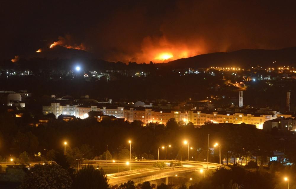 Imagen del fuego, esta noche, en Cotobade // G.Santos