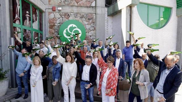 El escanciado popular ante el Museo de Nava para celebrar el Día Internacional de la Sidra del pasado día 3. | L. P.