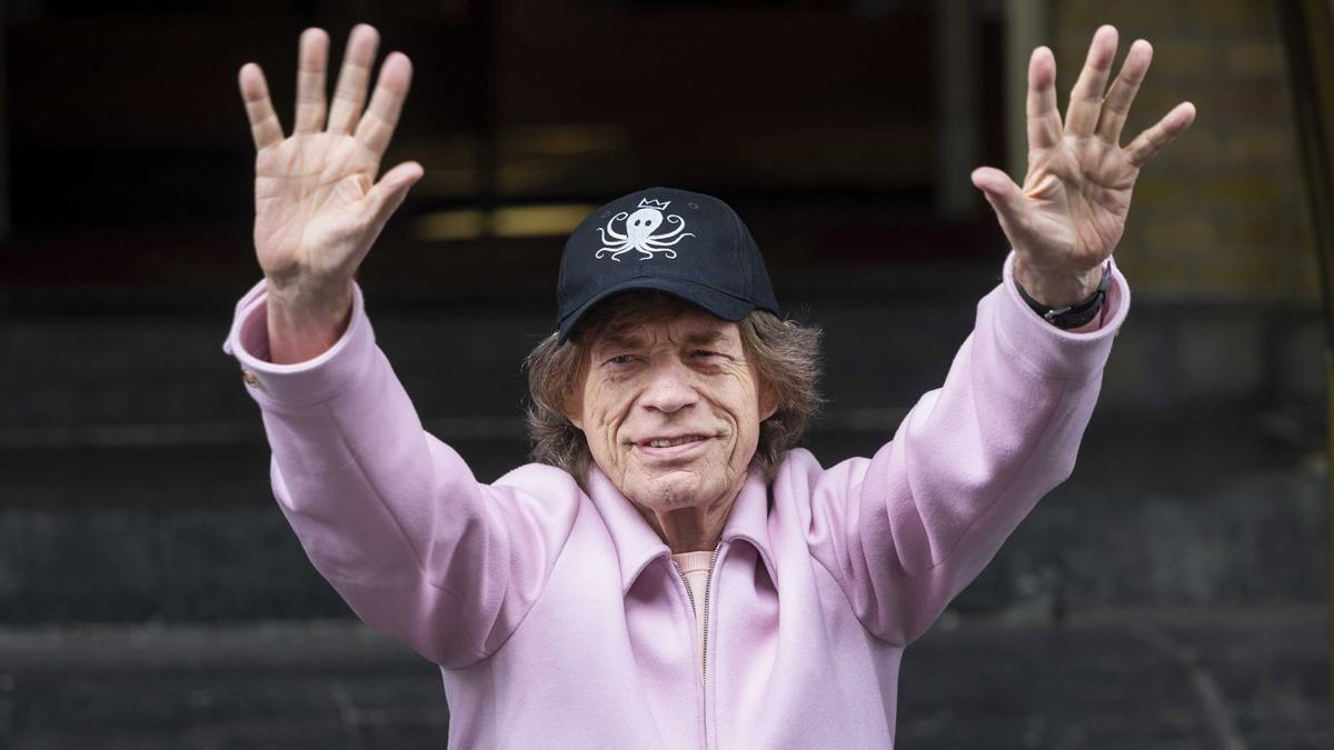 Mick Jagger saluda a fans de los Rolling Stones en Ámsterdam, en julio de 2022.