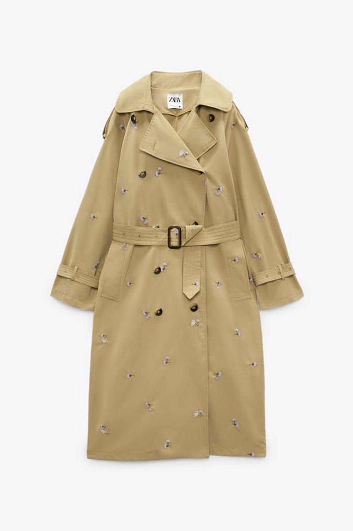 Gabardina con bordado de flores de Zara (precio: 79,95 euros)