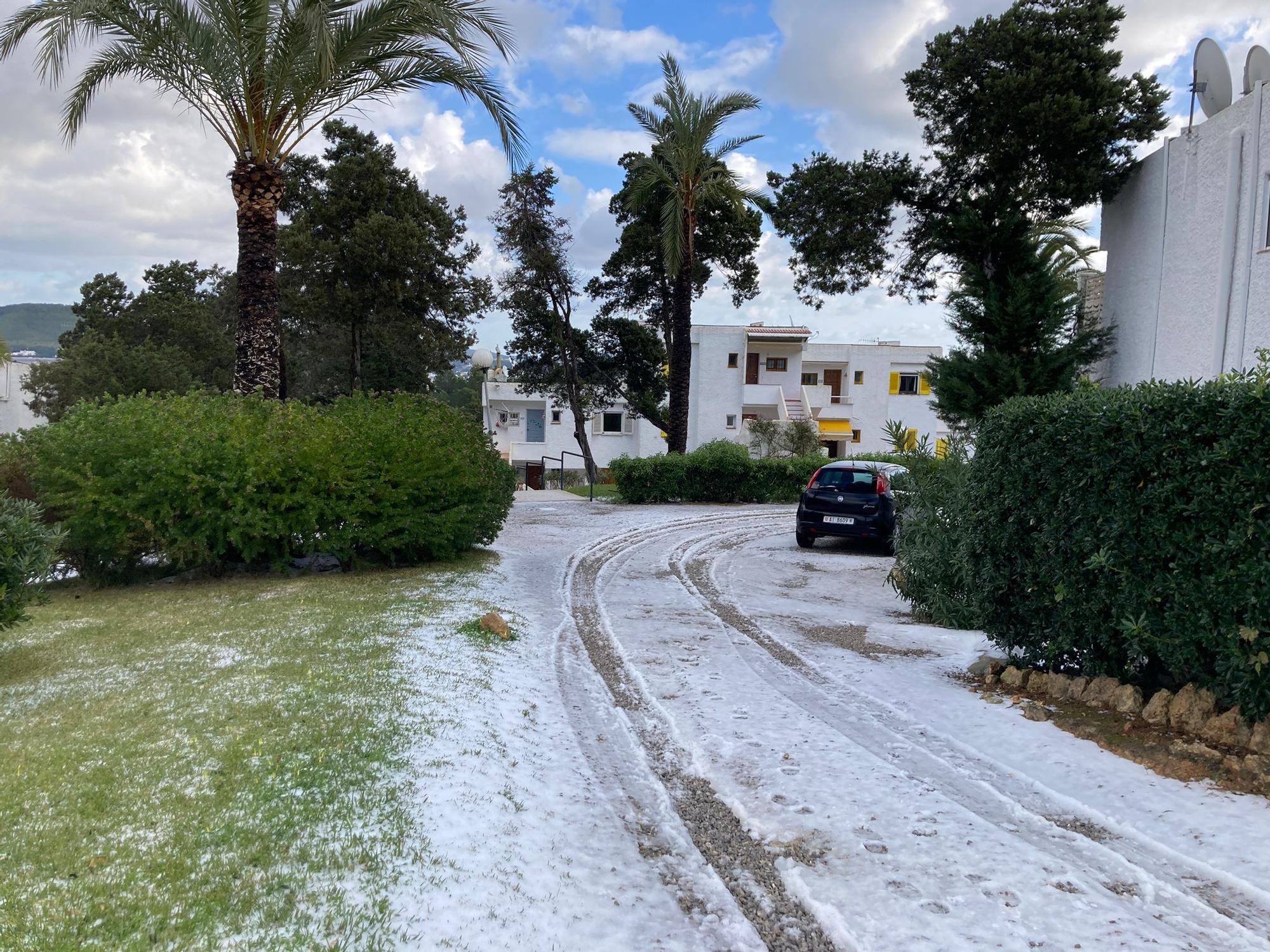 Bajada de temperaturas en Ibiza: Una manta de granizo cubre Siesta