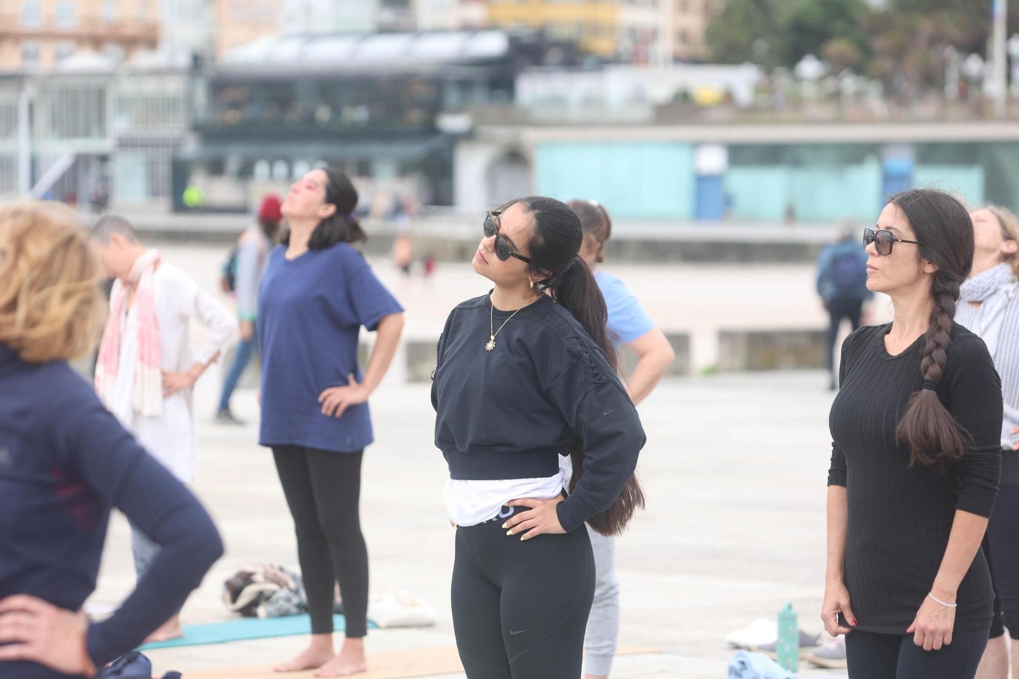 Clase de yoga y meditación en las Esclavas a cargo de la profesora de la embajada de la India