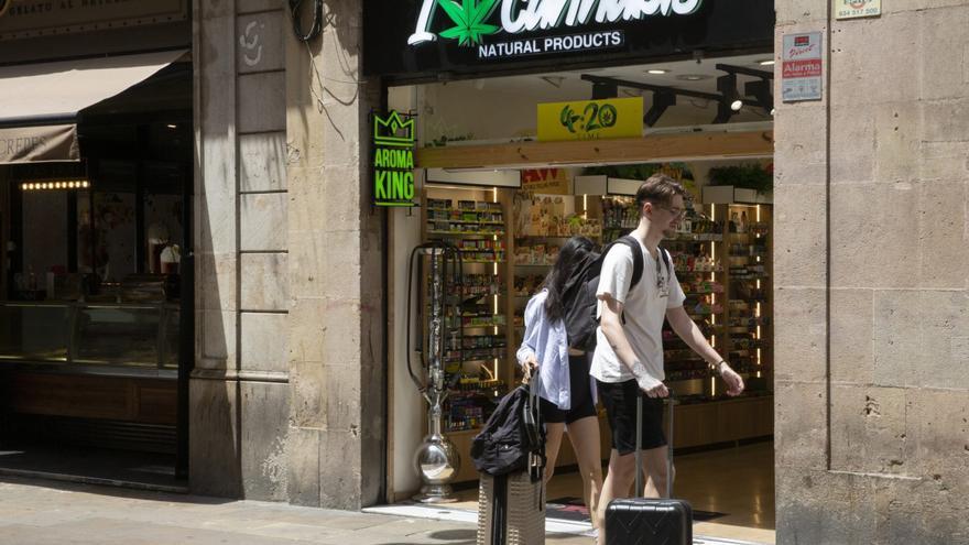 Ciutat Vella vetarà les botigues de ‘souvenirs’ i cannàbiques