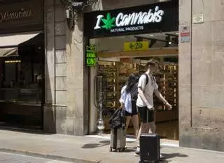 Ciutat Vella vetarà les botigues de ‘souvenirs’ i cannàbiques