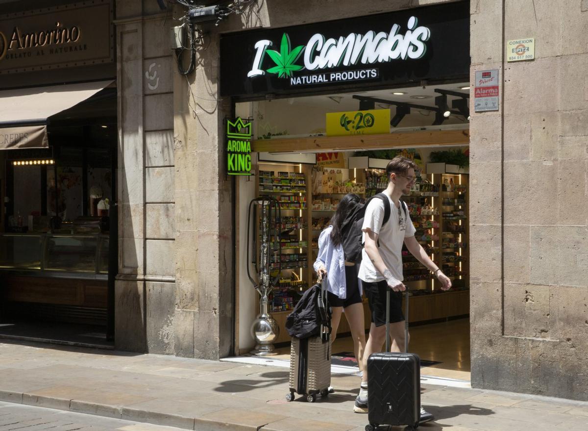 Ciutat Vella vetarà les botigues de ‘souvenirs’ i cannàbiques