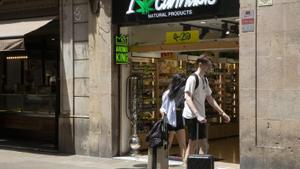 Ciutat Vella vetarà les botigues de ‘souvenirs’ i cannàbiques