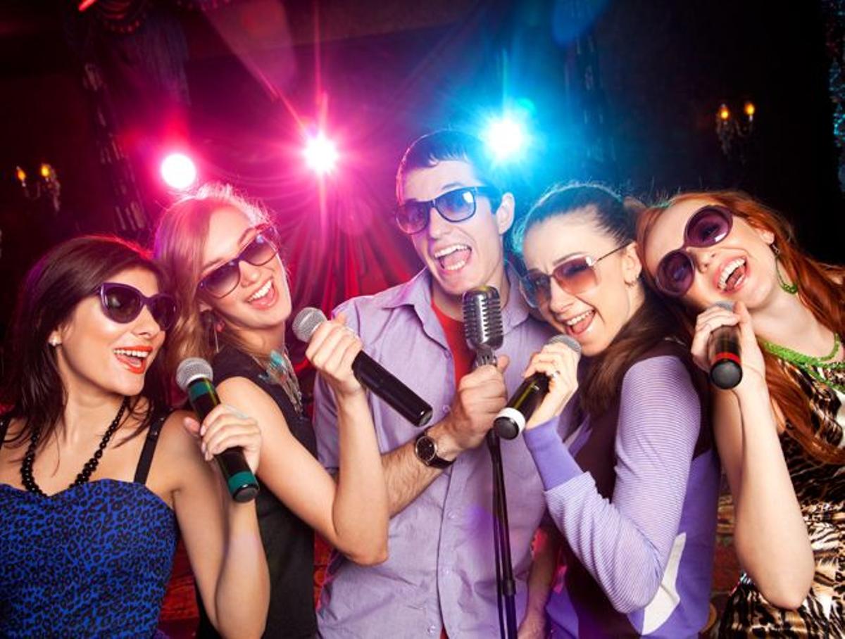 Ideas para animar tu boda hasta la madrugada: karaoke