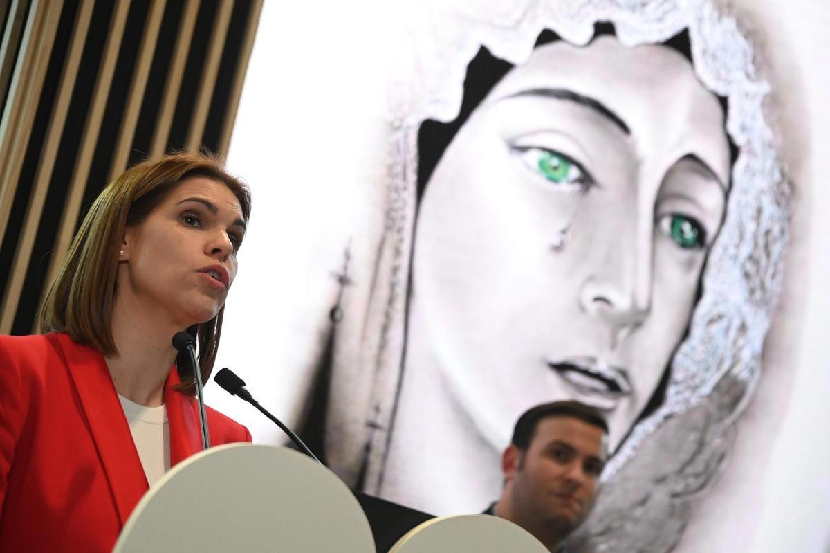 La alcaldesa de Alcalá, Judith Piquet, con el cartel de la Semana Santa de fondo