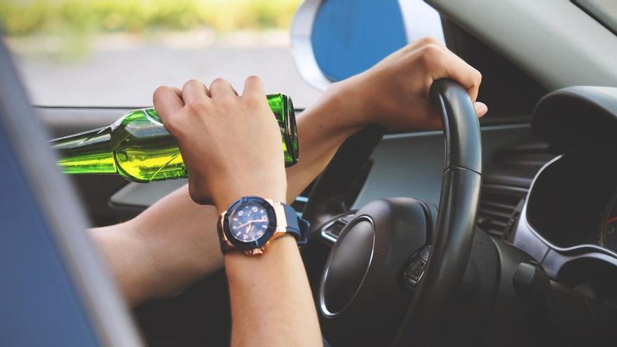 Els conductors reincidents per positius en alcohol i drogues perdran el carnet