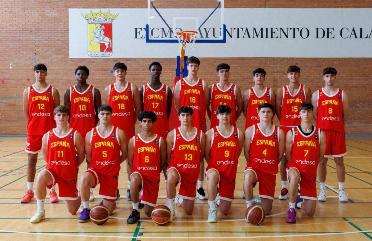 Del Pino, con el dorsal 7, el primero por la derecha entre los que están de rodillas, con la selección sub 18.