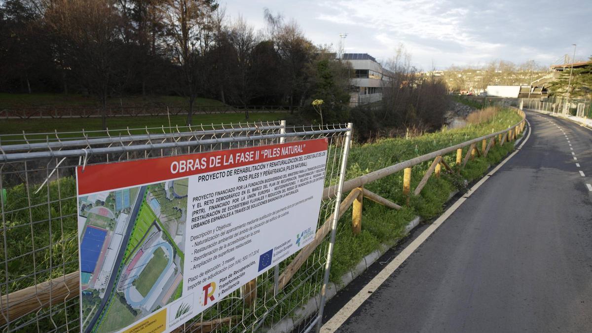 Un cartel anunciado obras en el río Piles financiadas a través del Plan PRTR.