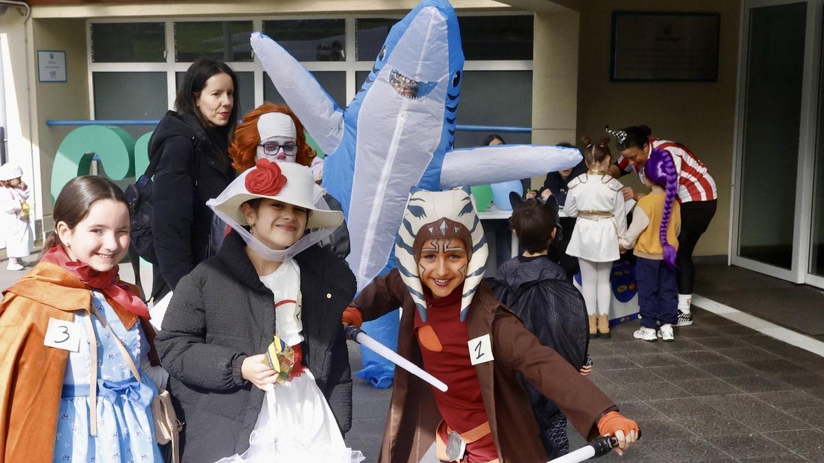 El Antroxu de Gijón llena de color el Santa Olaya (en imágenes)
