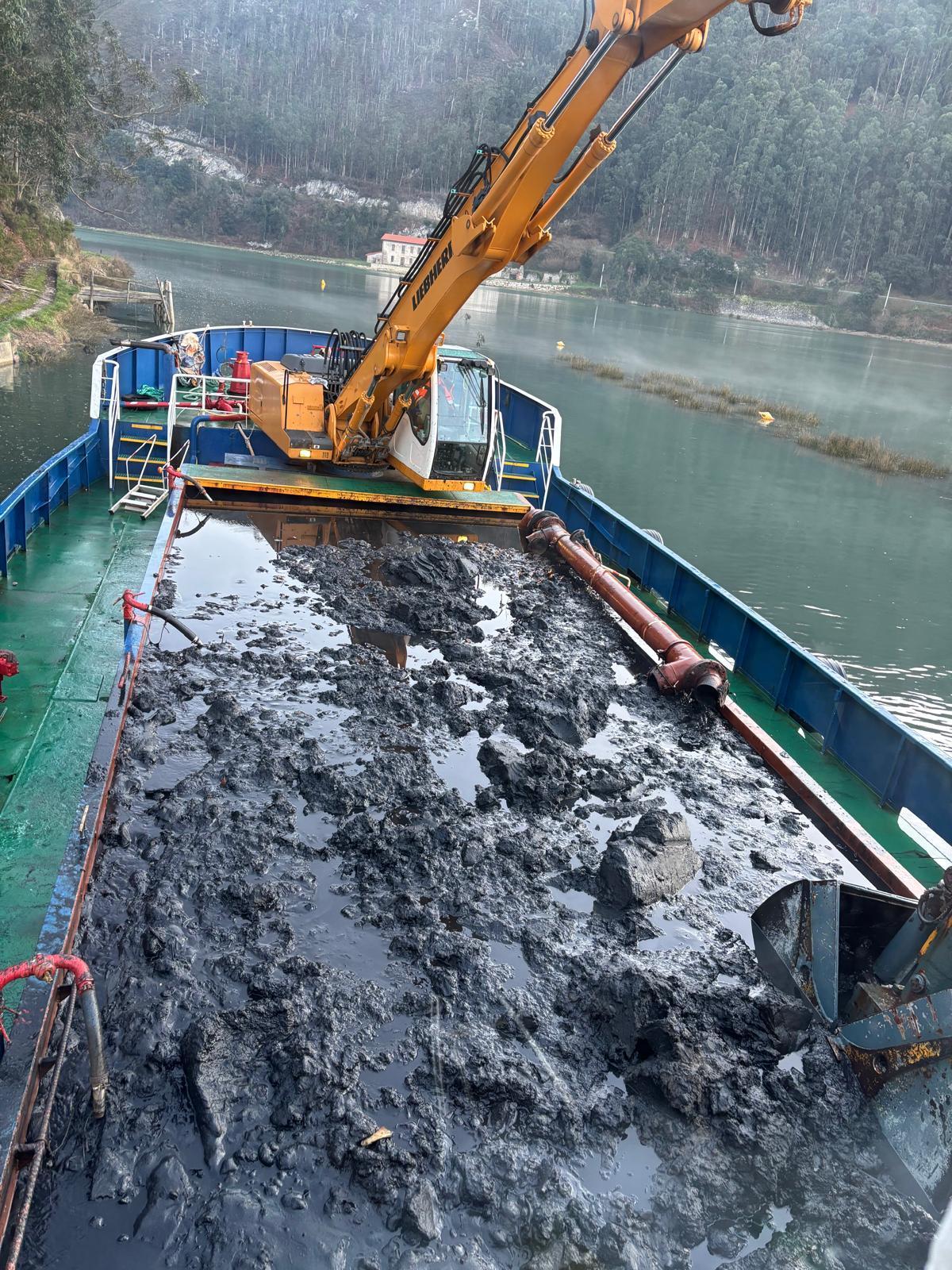 Trabajos de dragado en el puerto de Bustio.