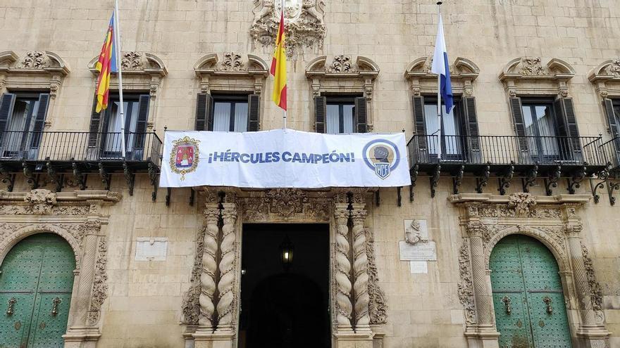 Sigue la celebración por el ascenso del Hércules: Alicante festeja a lo grande en la Plaza del Ayuntamiento