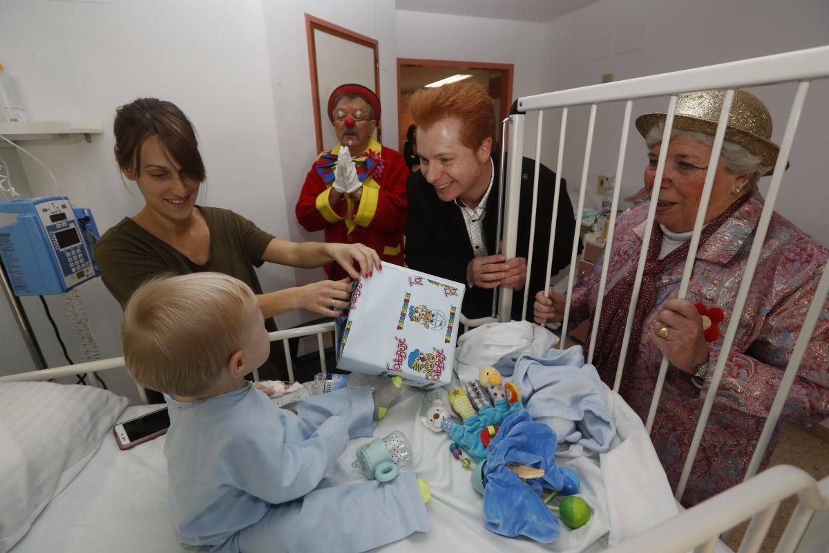 Yunke y Mel i Xispa llevan regalos y alegría a los niños del Hospital General