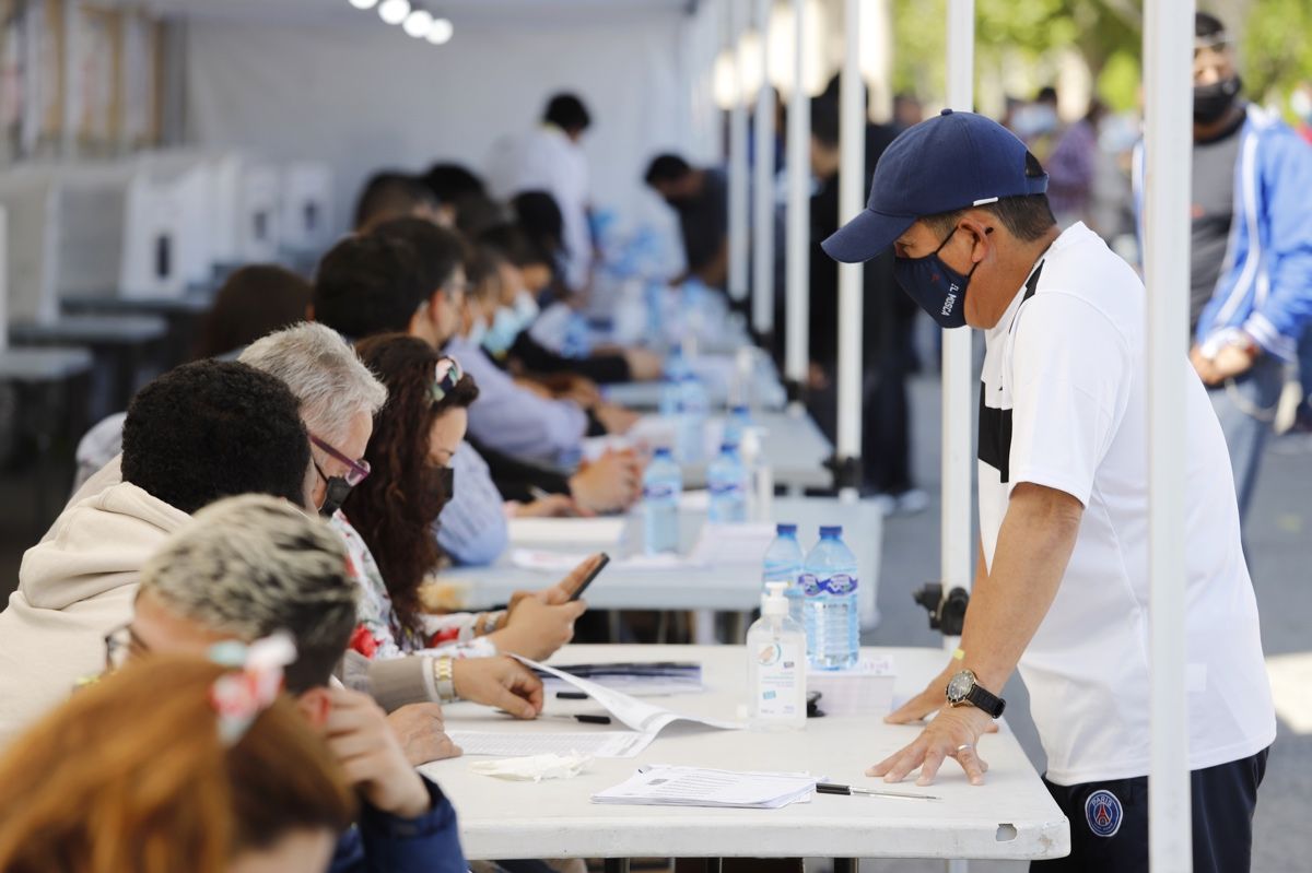 Los ecuatorianos residentes en la Región votan en las elecciones de su país