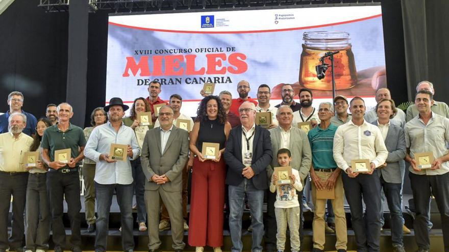 Premiados en el concurso de miel, con Claudia Isaura González en el centro.