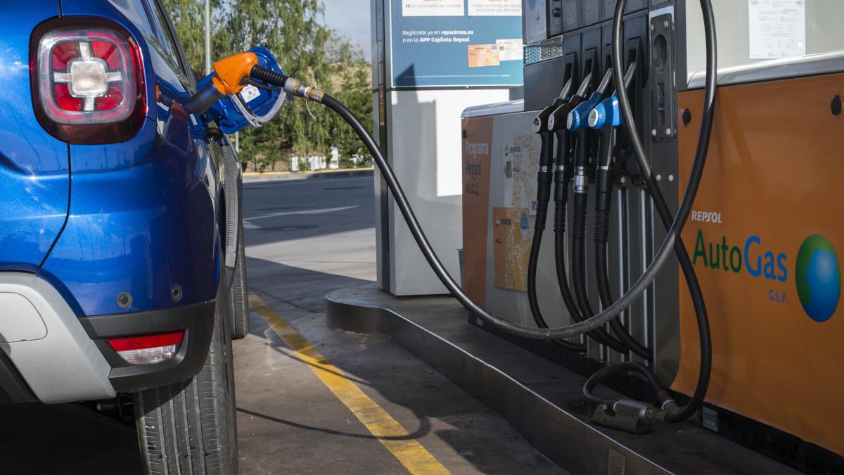 Recarga de AutoGas en una estación Repsol con GLP