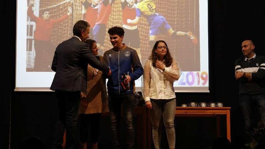 El alcalde, Jorge Suárez, entrega el trofeo a Alonso González en presencia de Beatriz Álvarez, Mariana García y Daniel Fernández.