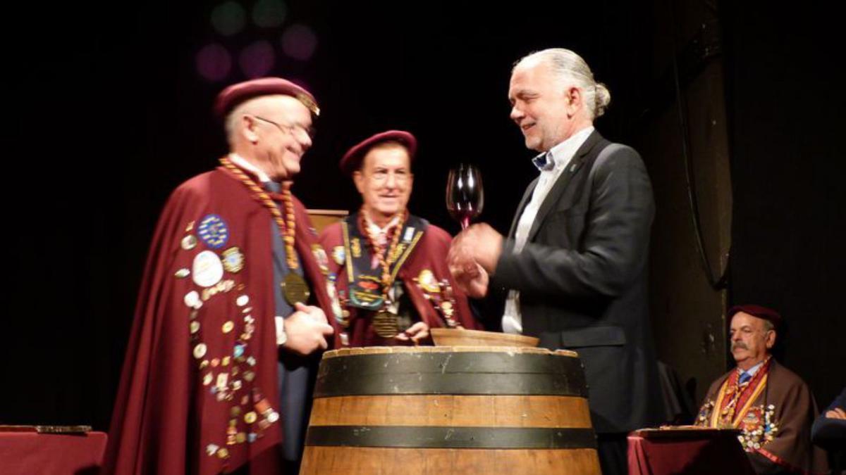 Juan Ramón Lucas, a la derecha, con una copa en la mano, durante el acto  en el que fue nombrado miembro de honor de la Cofradía del Vino de Cangas. | D. A.