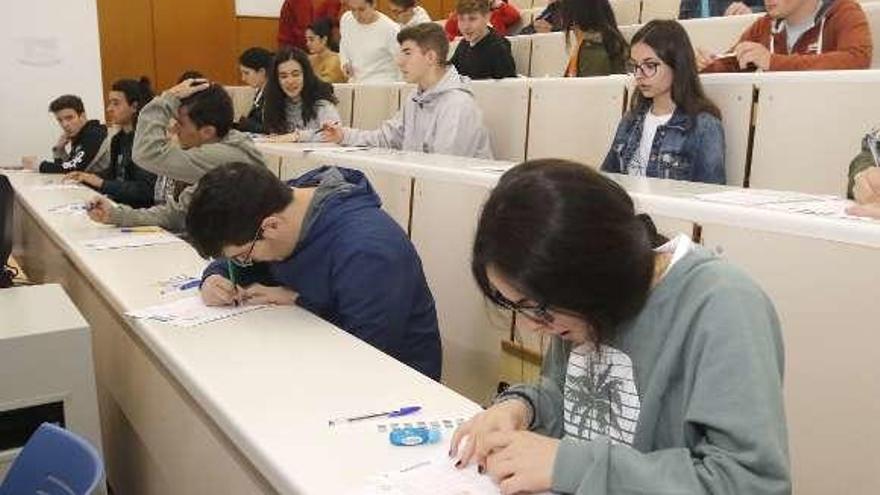 Estudiantes el primer día de ABAU en Económicas (Vigo). // A. Villar