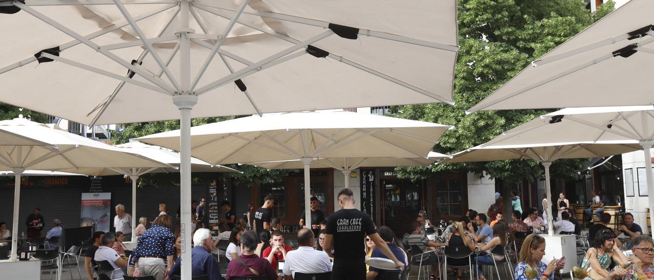 Una terraza de la plaza España de Zaragoza.