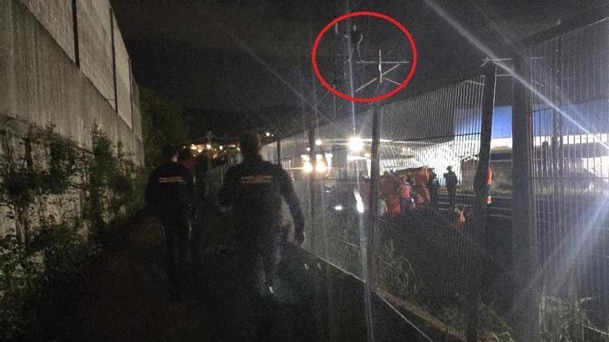 Sin tren entre Vigo y Santiago a causa de un hombre subido a la catenaria, en Vilagarcía