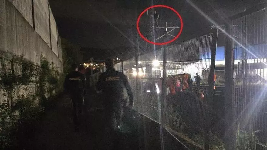 Sin tren entre Vigo y Santiago a causa de un hombre subido a la catenaria, en Vilagarcía