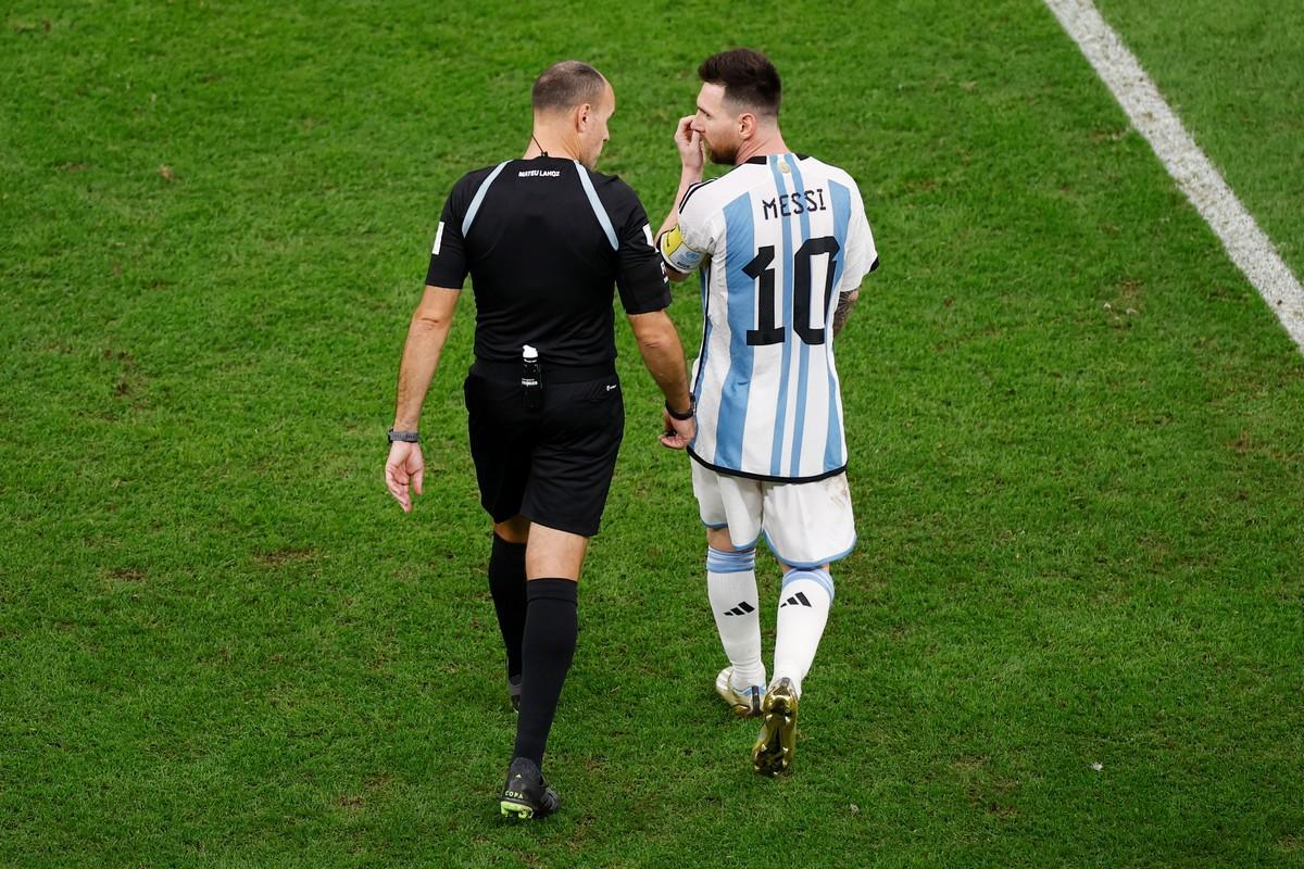 Así fue el show de Mateu Lahoz: amarillas por doquier y charlas interminables