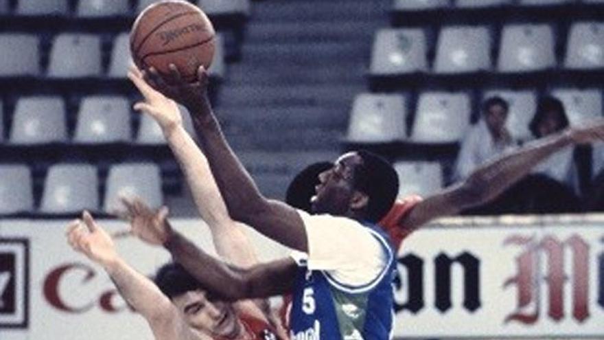 El escolta americano Mike Smith es parte de la historia del baloncesto malagueño. El exjugador nacido en Nueva York aterrizó en España gracias a Maristas, que le reclutó justo en esta temporadas 1986/87. Fue su debut en España y lo hizo en Primera B, donde jugó dos años. Luego, otros dos más con Mayoral Maristas en la ACB, hasta que en el verano de 1990, el Caja de Ronda le echó el guante, una vez que tramitó su nacionalidad española, y le fichó. Mike completó cinco extraordinarios cursos en Málaga.